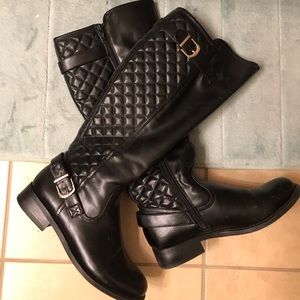 🍂Below the knee-quilted black boots- size 6.5🍂